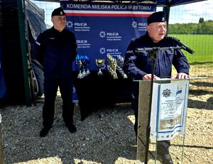 na zdjęciu komendant przy mównicy za nim kolejny mundurowy