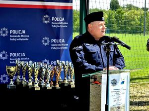 na zdjęciu komendant przy mównicy