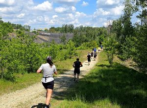 na zdjęciu biegnące osoby