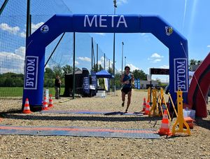 na zdjęciu mężczyzna przebiegający przez linię mety