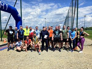 na zdjęciu kilkunastu policjantów uczestniczących w biegu, pośrodku nich bytomski komendant w mundurze