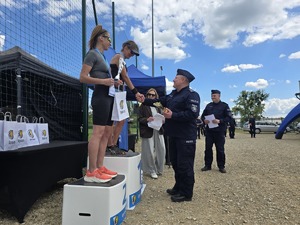 na zdjęciu komendant wręczający nagrody osobom stojącym na podium