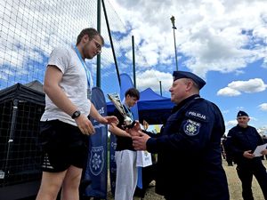 na zdjęciu komendant wręczający nagrody osobom stojącym na podium