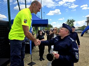 na zdjęciu komendant wręczający nagrody mężczyźnie stojącemu na podium
