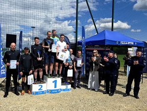 na zdjęciu komendant, naczelnik i przedstawicielka władz miasta bijący brawa osobom stojącym na podium