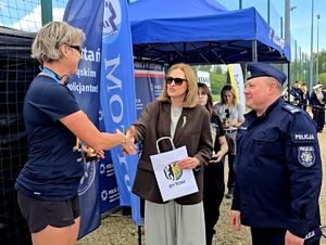 na zdjęciu dwie kobiety podające sobie dłonie i komendant