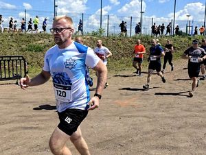 na zdjęciu uczestnicy w trakcie biegu