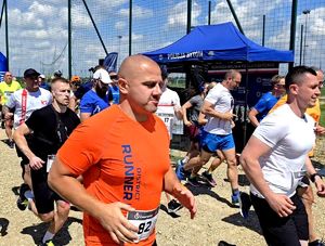 na zdjęciu rozpoczynający wyścig uczestnicy biegu