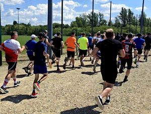 na zdjęciu uczestnicy w trakcie biegu