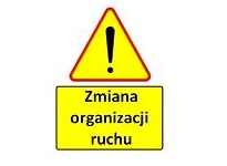 na zdjęciu znak drogowy i napis zmiana organizacji ruchu