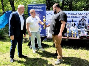 na zdjęciu zastępca komendanta i przewodniczący związków, który wręcza puchar zwycięzcy