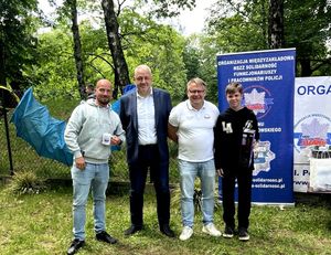 na zdjęciu zastępca komendanta,  obok przewodniczący związków chłopiec i uczestnik zawodów