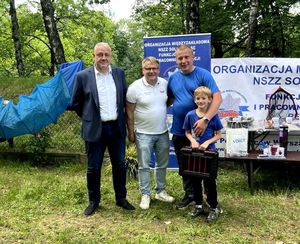na zdjęciu zastępca komendanta,  obok przewodniczący związków chłopiec i uczestnik zawodów