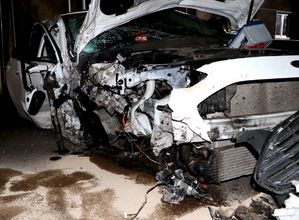 na zdjęciu uszkodzony samochód białego koloru, z rozbitym prawym przednim narożem, pozbawiony prawego przedniego koła, z rozbitą przednią szybą czołową.