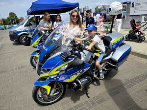 na zdjęciu dwa motocykle, na jednym z nich dziewczynka, obok niej kobieta