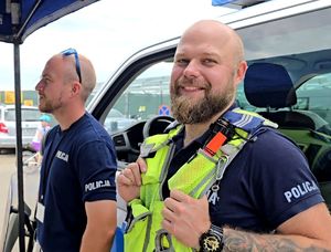 na zdjęciu dwóch policjantów ruchu drogowego
