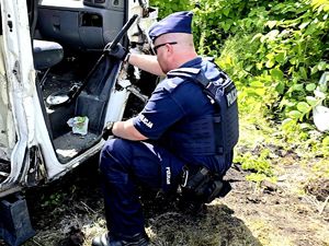 na zdjęciu policjant przy białym busie