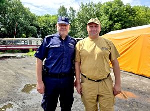 na zdjęciu zastępca komendanta bytomskiej Policji obok niego komendant straży pożarnej
