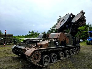 na zdjęciu pojazd militarny