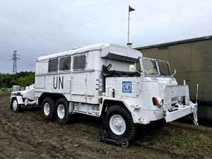 na zdjęciu pojazd militarny białego koloru