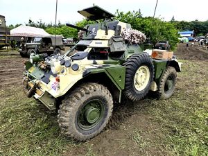 na zdjęciu pojazd militarny koloru moro