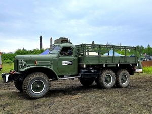 na zdjęciu pojazd militarny zielonego koloru