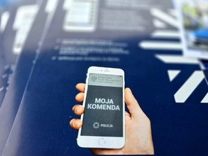 na zdjęciu widzimy ulotki na których widoczny jest rysunek dłoni która trzyma telefon, w którym widnieje napis moja komenda.