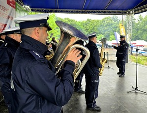 na zdjęciu orkiestra policyjna na scenie