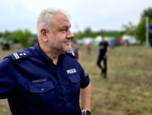 na zdjęciu komendant