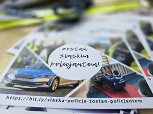 na zdjęciu ulotka z napisem zostań śląskim policjantem