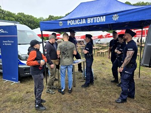 na zdjęciu policjanci i zgromadzone przy stoisku policyjnym osoby