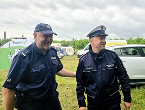 na zdjęciu widzimy dwóch uśmiechniętych policjantów
