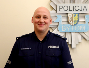 na zdjęciu policjant