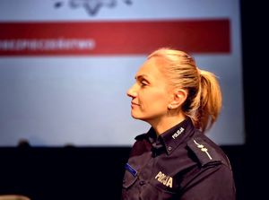 twarz uśmiechniętej policjantki