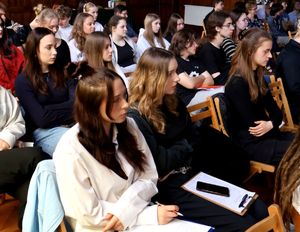 na zdjęciu młodzież siedząca na krzesłach w sali