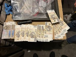 na zdjęciu banknoty na stole