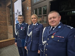 na zdjęciu widzimy dwóch policjantów i policjantkę stojących przed wejściem do teatru