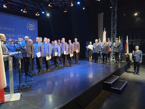 stojący na scenie mundurowi po gratulacjach od komendanta wojewódzkiego i miejskiego