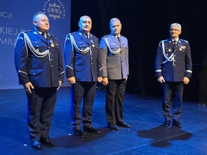 komendant wojewódzki i trzech odznaczonych policjantów na scenie