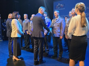 bytomski prezydent gratulujący policjantom na scenie