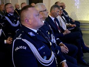 mundurowi i goście siedzący na krzesłach