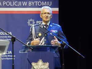 Komendant Krzystyniak przy mównicy