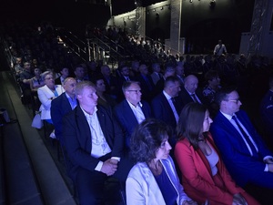 goście na sali siedzący na krzesłach
