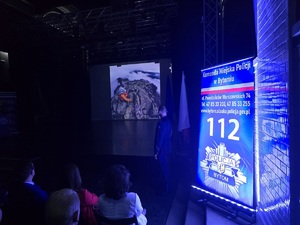wyświetlony film obok rollup bytomskiej komendy