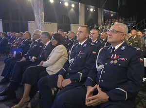 mundurowi i goście na sali