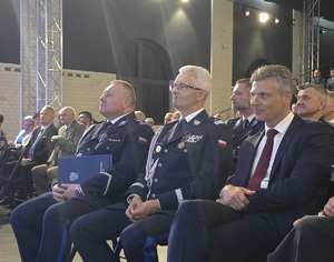 mundurowi i goście na sali