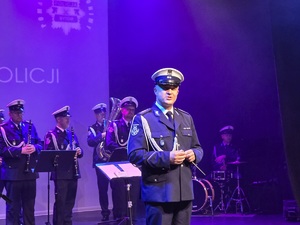 orkiestra policyjna na scenie