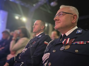 siedzący na sali zastępca bytomskiego komendanta z odznaczeniami na mundurze, obok pierwszy zastępca bytomskiej jednostki