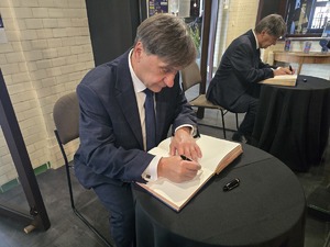 Na zdjęciu poseł Sejmu Rzeczpospolitej Polskiej Pan Wojciech Szarama w trakcie wpisywania do pamiątkowej księgi
