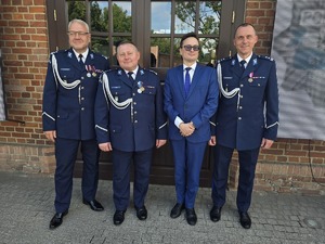 na zdjęciu cztery osoby przed budynkiem teatru, Prokurator Rejonowy stojący obok komendanta i jego zastępców
